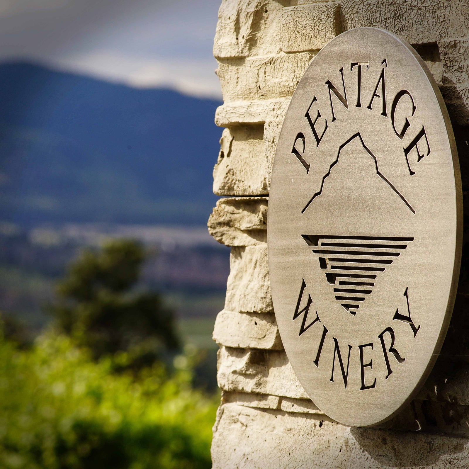 Logo signage | Pentâge Winery